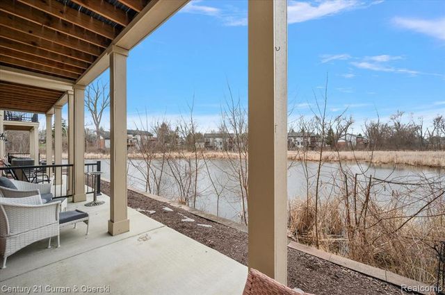632 Pointe Drive, Walled Lake, MI 48390