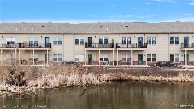 632 Pointe Drive, Walled Lake, MI 48390