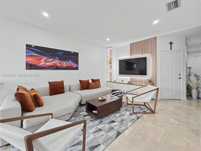 10718 NW 76th Ln, Doral, FL 33178
