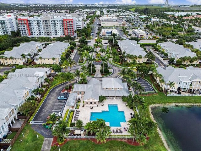 10718 NW 76th Ln, Doral, FL 33178