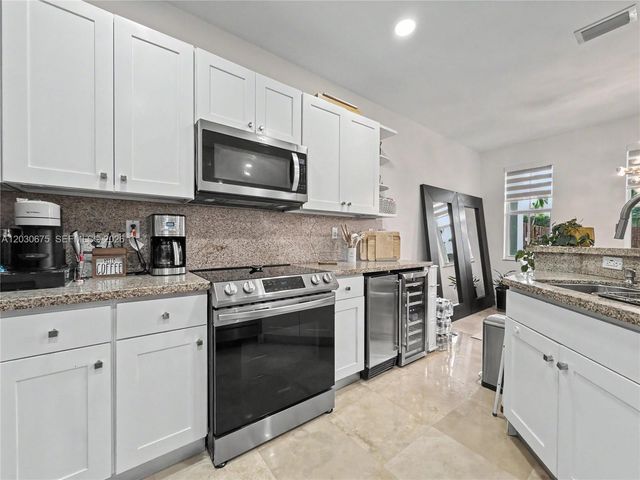10718 NW 76th Ln, Doral, FL 33178