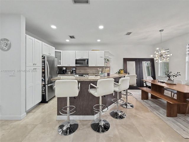10718 NW 76th Ln, Doral, FL 33178