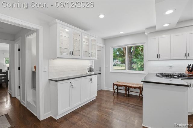 6998 Meadowlake Road, Bloomfield Hills, MI 48301