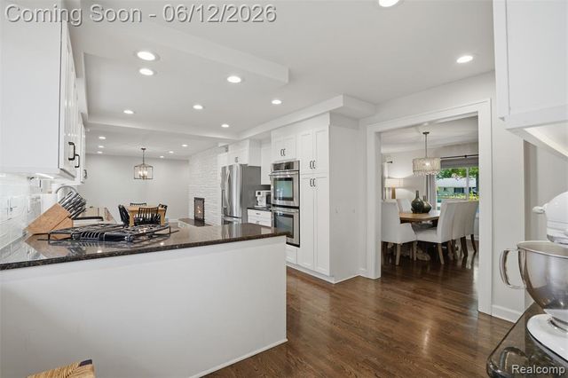 6998 Meadowlake Road, Bloomfield Hills, MI 48301