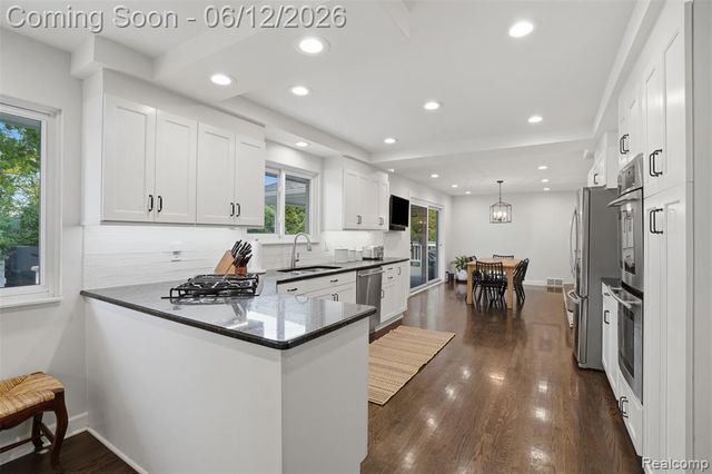 6998 Meadowlake Road, Bloomfield Hills, MI 48301