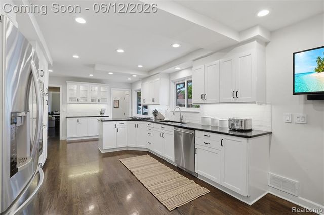 6998 Meadowlake Road, Bloomfield Hills, MI 48301