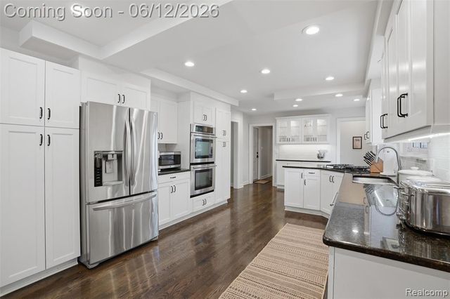6998 Meadowlake Road, Bloomfield Hills, MI 48301