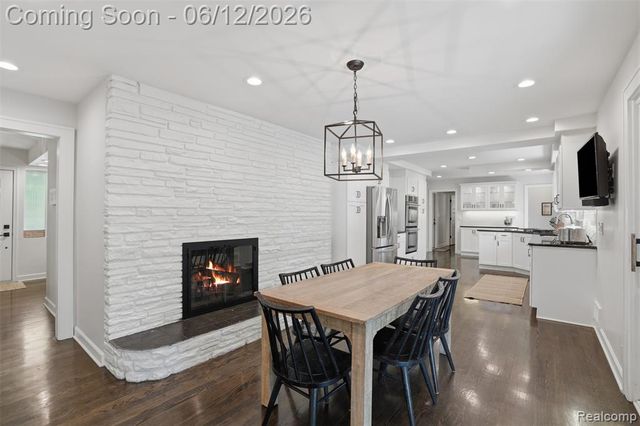 6998 Meadowlake Road, Bloomfield Hills, MI 48301