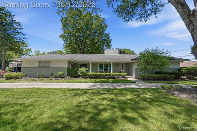 6998 Meadowlake Road, Bloomfield Hills, MI 48301