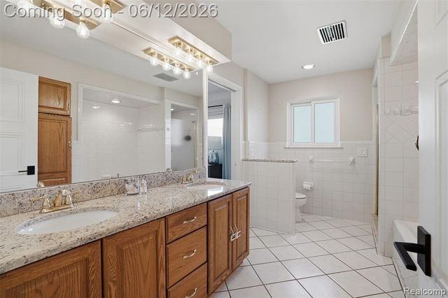 6998 Meadowlake Road, Bloomfield Hills, MI 48301