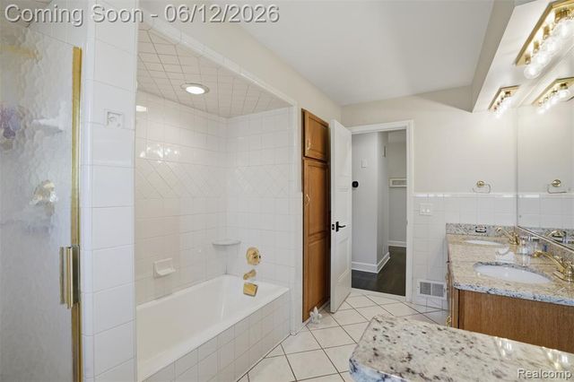 6998 Meadowlake Road, Bloomfield Hills, MI 48301