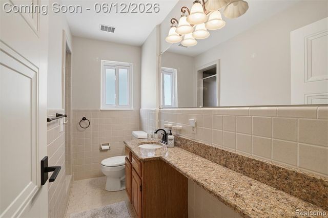 6998 Meadowlake Road, Bloomfield Hills, MI 48301