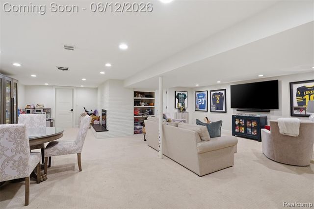 6998 Meadowlake Road, Bloomfield Hills, MI 48301