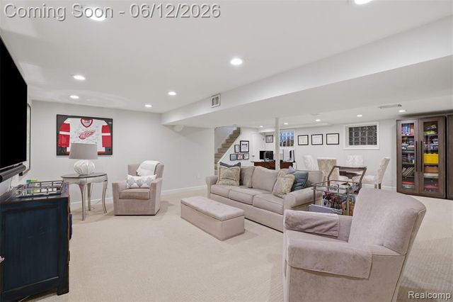 6998 Meadowlake Road, Bloomfield Hills, MI 48301