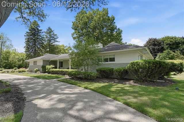 6998 Meadowlake Road, Bloomfield Hills, MI 48301