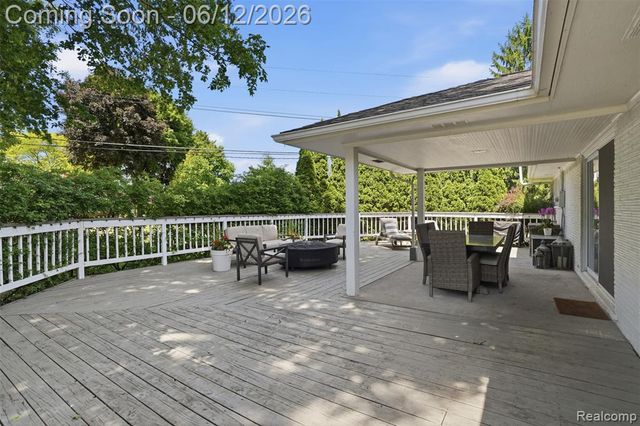 6998 Meadowlake Road, Bloomfield Hills, MI 48301