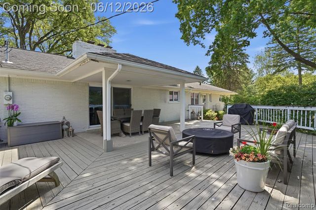 6998 Meadowlake Road, Bloomfield Hills, MI 48301