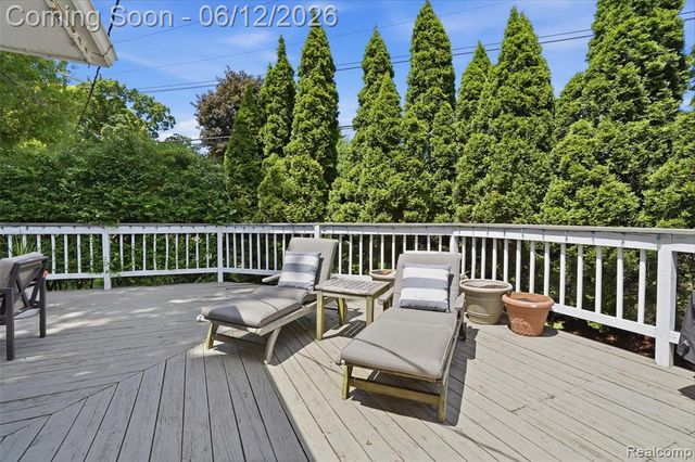 6998 Meadowlake Road, Bloomfield Hills, MI 48301