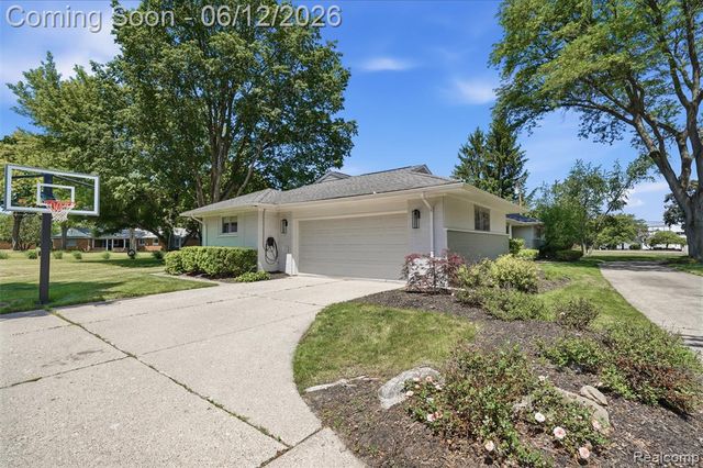 6998 Meadowlake Road, Bloomfield Hills, MI 48301