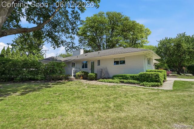 6998 Meadowlake Road, Bloomfield Hills, MI 48301