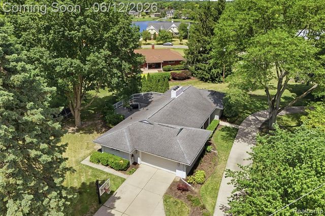 6998 Meadowlake Road, Bloomfield Hills, MI 48301