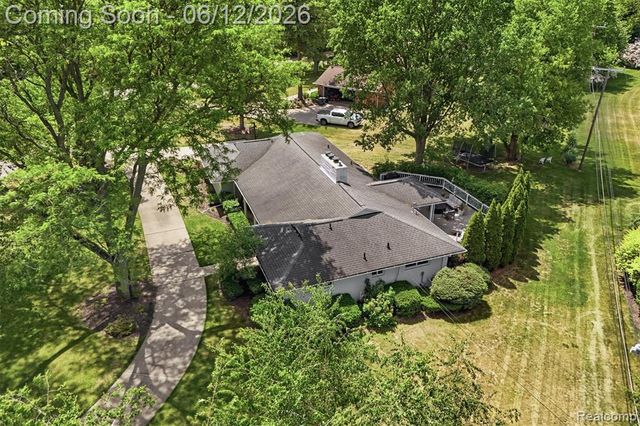 6998 Meadowlake Road, Bloomfield Hills, MI 48301