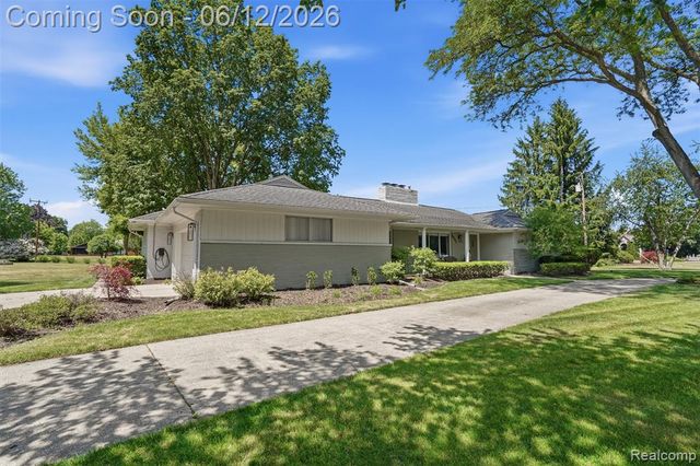 6998 Meadowlake Road, Bloomfield Hills, MI 48301