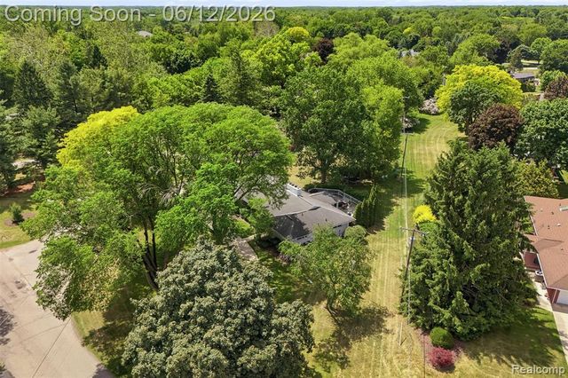 6998 Meadowlake Road, Bloomfield Hills, MI 48301