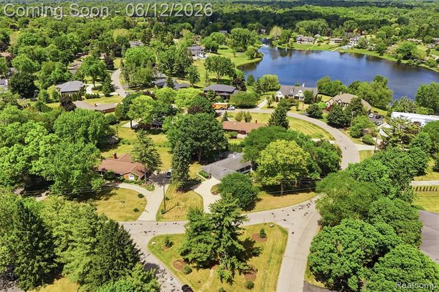 6998 Meadowlake Road, Bloomfield Hills, MI 48301