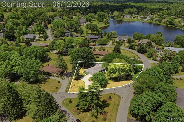 6998 Meadowlake Road, Bloomfield Hills, MI 48301