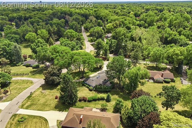 6998 Meadowlake Road, Bloomfield Hills, MI 48301