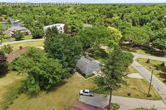 6998 Meadowlake Road, Bloomfield Hills, MI 48301