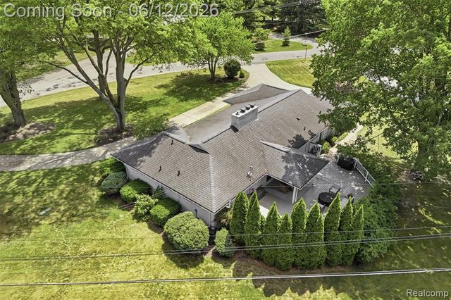 6998 Meadowlake Road, Bloomfield Hills, MI 48301
