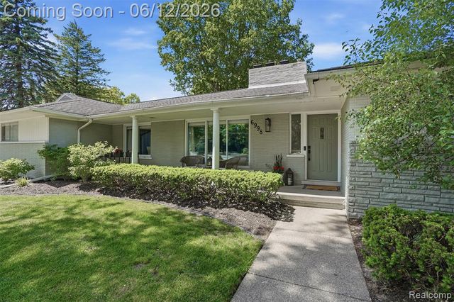 6998 Meadowlake Road, Bloomfield Hills, MI 48301