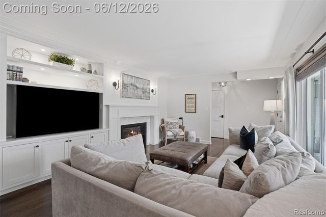 6998 Meadowlake Road, Bloomfield Hills, MI 48301
