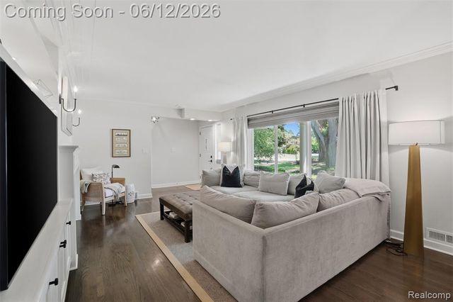 6998 Meadowlake Road, Bloomfield Hills, MI 48301