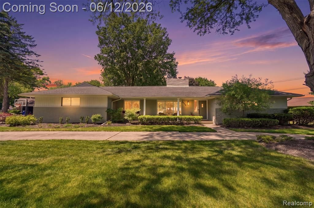6998 Meadowlake Road, Bloomfield Hills, MI 48301