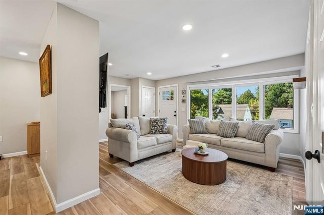 102 Hiawatha Boulevard, Oakland, NJ 07436