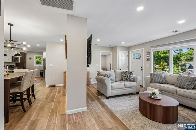 102 Hiawatha Boulevard, Oakland, NJ 07436