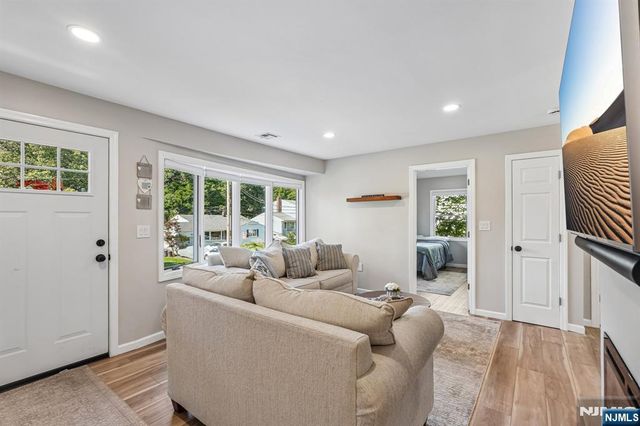 102 Hiawatha Boulevard, Oakland, NJ 07436