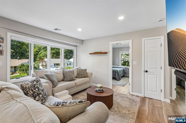 102 Hiawatha Boulevard, Oakland, NJ 07436