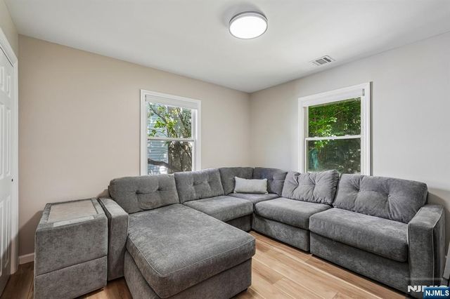 102 Hiawatha Boulevard, Oakland, NJ 07436