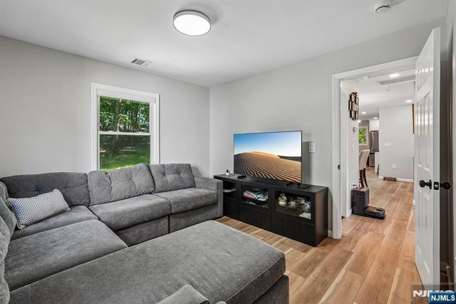 102 Hiawatha Boulevard, Oakland, NJ 07436
