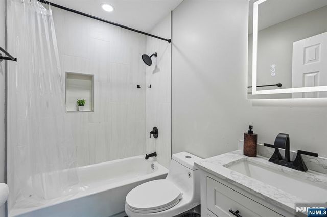 102 Hiawatha Boulevard, Oakland, NJ 07436