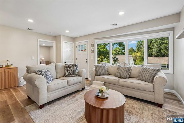 102 Hiawatha Boulevard, Oakland, NJ 07436
