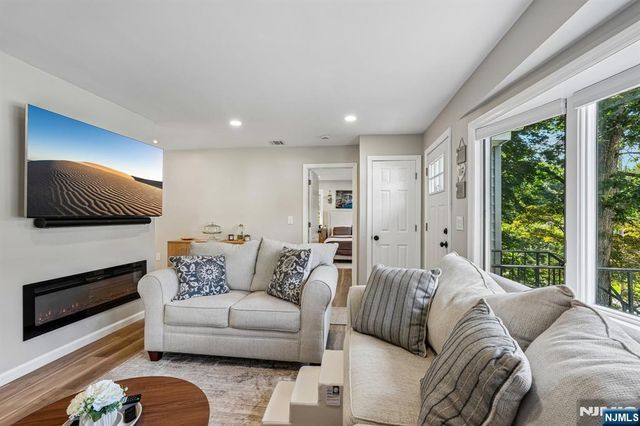 102 Hiawatha Boulevard, Oakland, NJ 07436