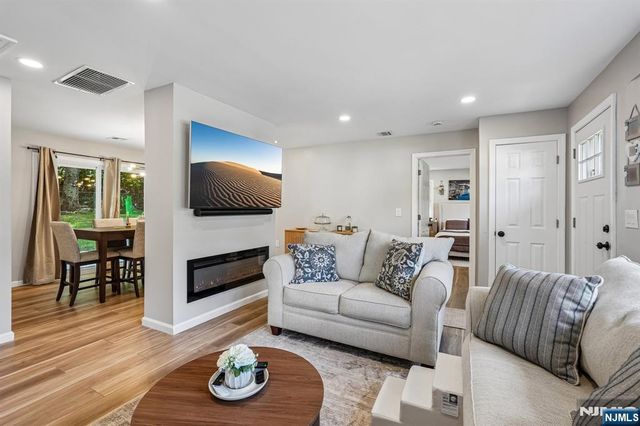 102 Hiawatha Boulevard, Oakland, NJ 07436