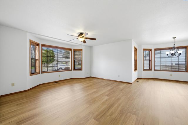 628 Meadows Dr East, Richland, WA 99352