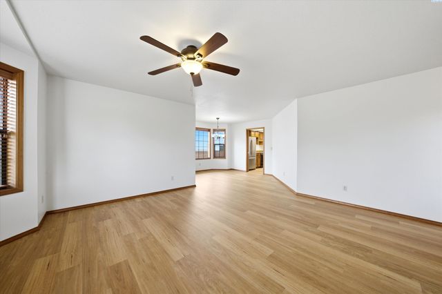 628 Meadows Dr East, Richland, WA 99352