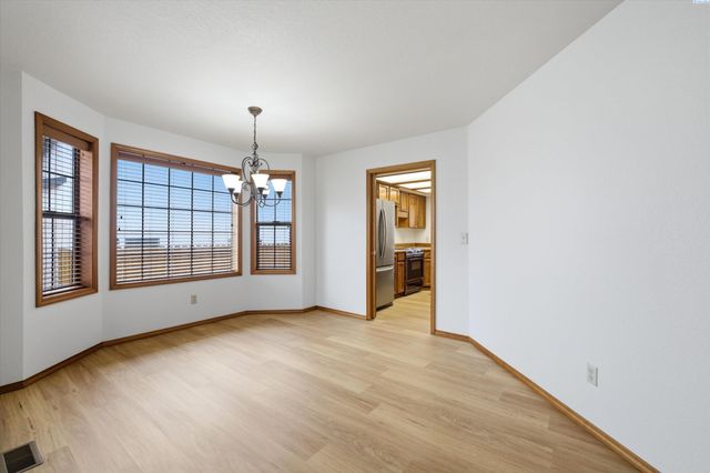 628 Meadows Dr East, Richland, WA 99352